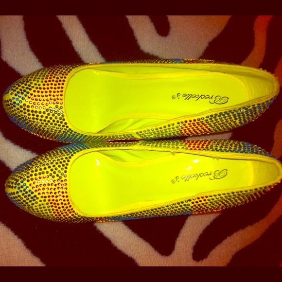 Breckelles Shoes - Stunning yellow rhinestone heels!!!!! Size 9 NWT!!