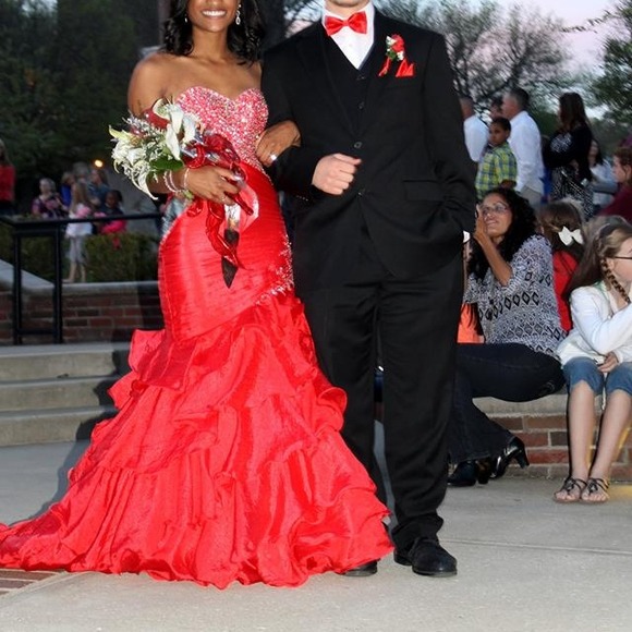 Size 6 prom dress fits like a 4. Worn twice!