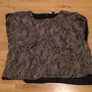 Grey and black patterned t-shirt