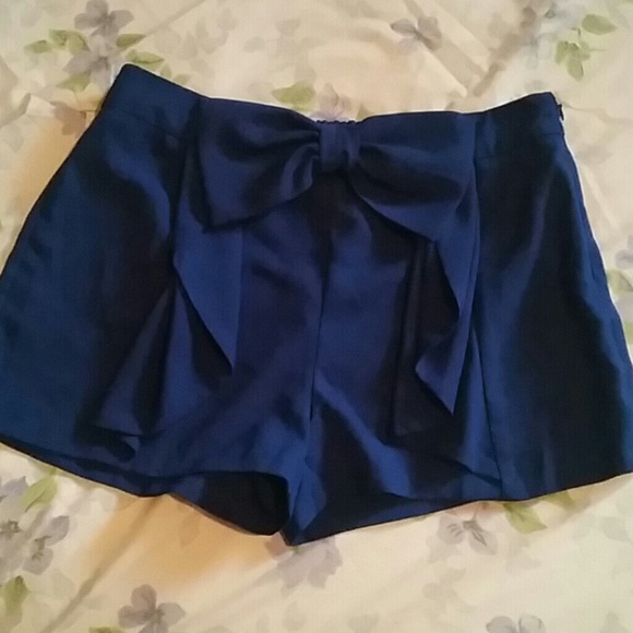 Short with a bow