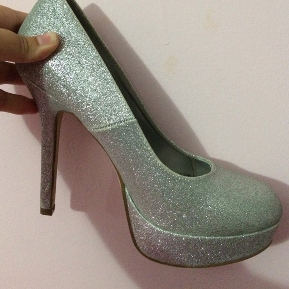 Gorgeous sparkly heels!