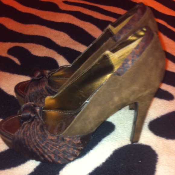 Size 9 Dereon peep toe heels!!! NWT!! - Picture 2 of 2