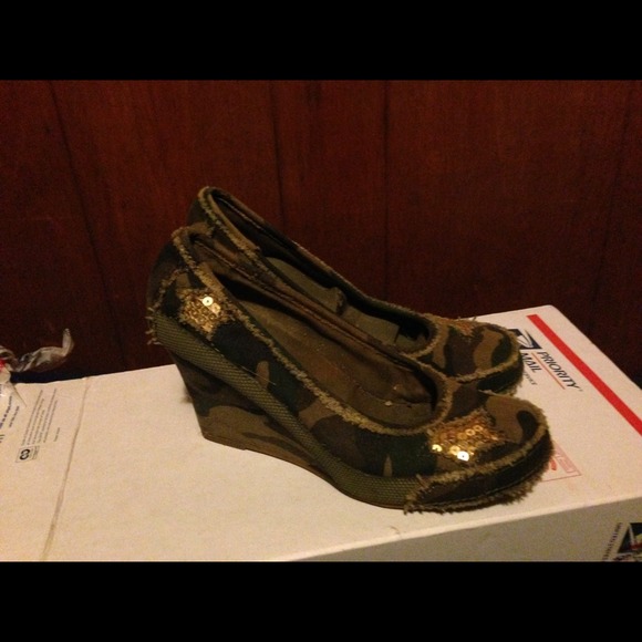 Camo wedges