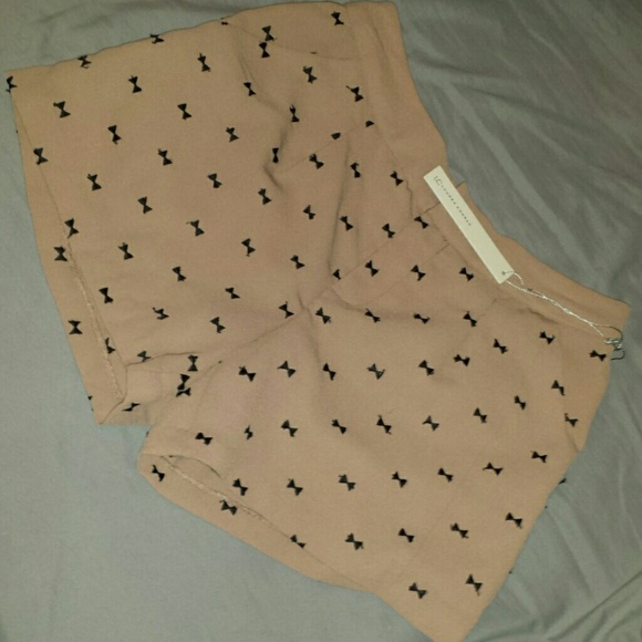 Shorts with black bow design