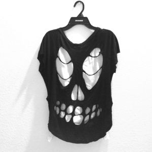 Loose skull tee with skull cut out