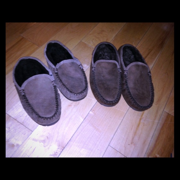 Slippers sizes from 8 to 13 comment for info - Picture 1 of 3