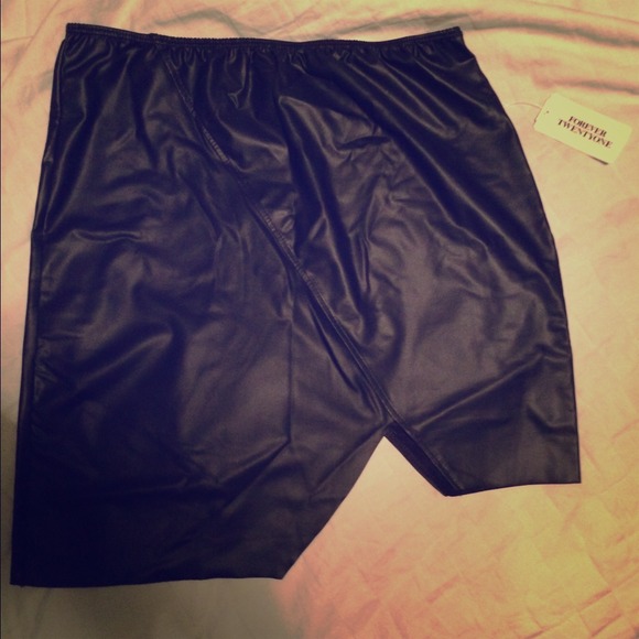 This pleather skirt 😍💜