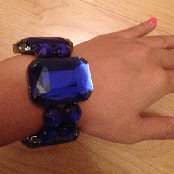 *NWT* Cute royal blue bangle
