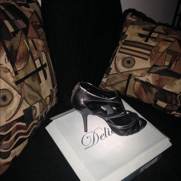 Black & Pueter Pump