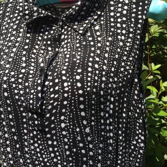 Black and White Zig Zag Polka Dot Sleeveless Top - Picture 2 of 3