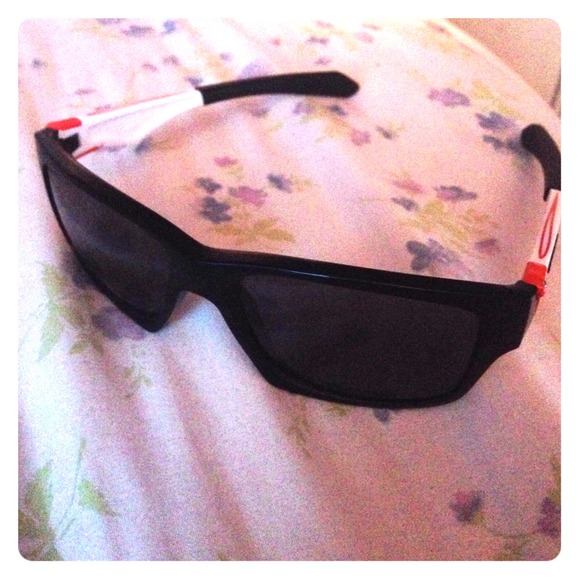 Brand new never worn Oakley sunglasses!