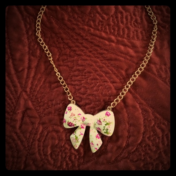 Gold necklace with floral bow