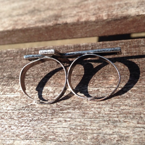 Double Finger Cross Ring❌SOLD❌ - Picture 3 of 4