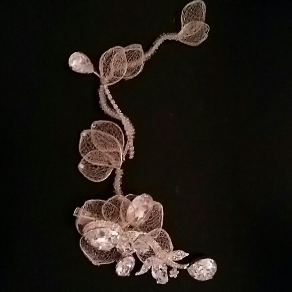 Stunning hair embellishment.  It is moldable!