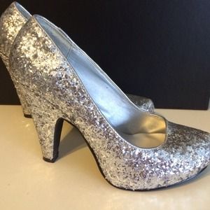 Qupid Silver Sequined Pumps