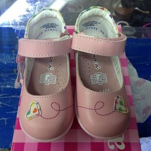 Girls leather shoe size 6.5 (USA)