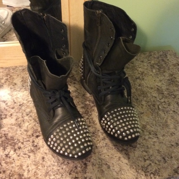 STEVE MADDEN STUDDED BOOT