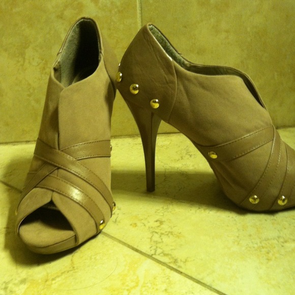 Anne Michelle Taupe ankle boots