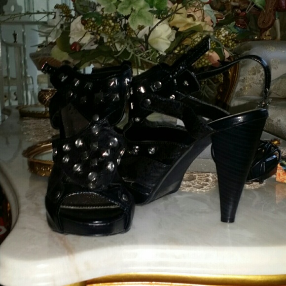 Bke. Black heels with studs