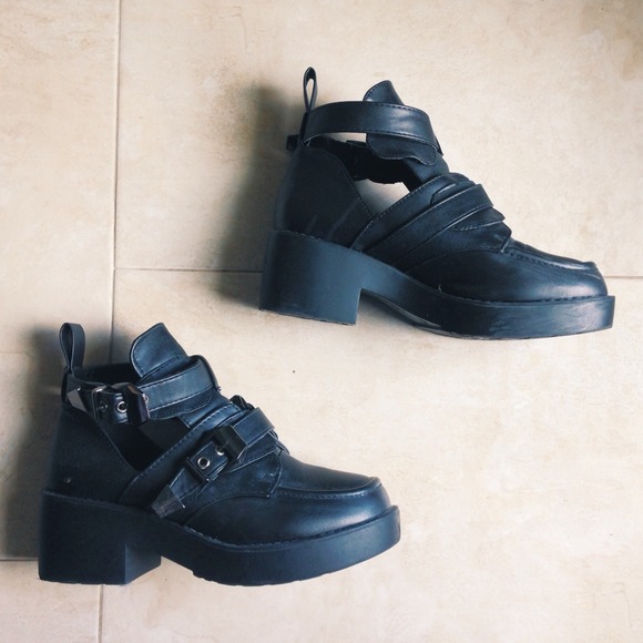 🔺SOLD🔺All Black Cut-Out Buckle Ankle Boots🌙 - Picture 1 of 4