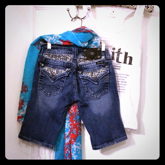 NWOT Miss Me rhinestone Bermuda jeans Shorts 25/0 - Picture 1 of 4