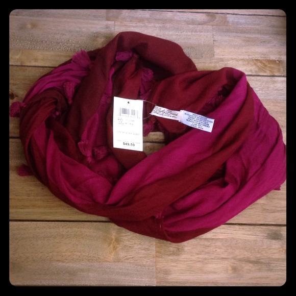 SOLD ❤️LUCKY 🍀 Scarf BEAUTIFUL and Lightweight 🌺