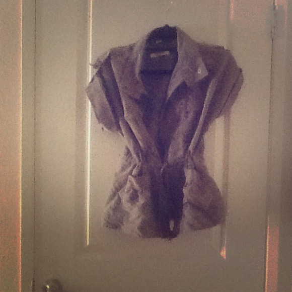 Short sleeved jacket.