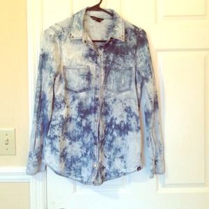 ROCK & REPUBLIC DENIM BUTTON DOWN!