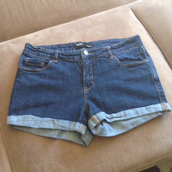 BDG Shortie cuffed jean short!