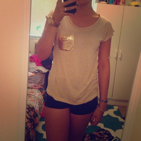 Champagne short sleeve top w/ gold pocket❤️ NWOT