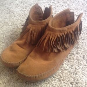 Fringe short moccasin boots
