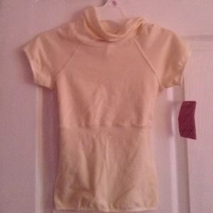 Adorable semi fit top. Unique style