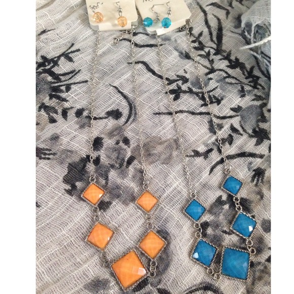 Accessories - 2 necklaces & 2 earrings💎