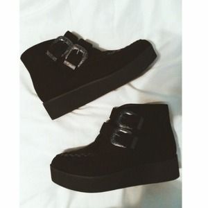 Black creeper boot with buckle