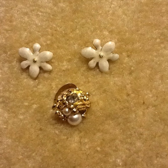 White flower earrings and ring set