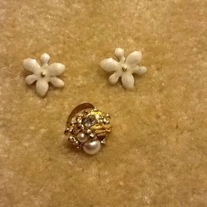 White flower earrings and ring set