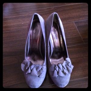 Gray pumps