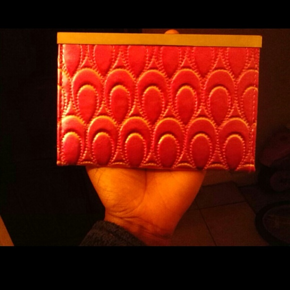 It looks like a wallet...But ita a wallet frame