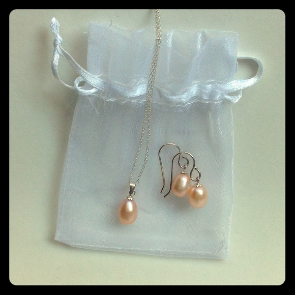 NEW set of pearl necklace & earrings freshwater