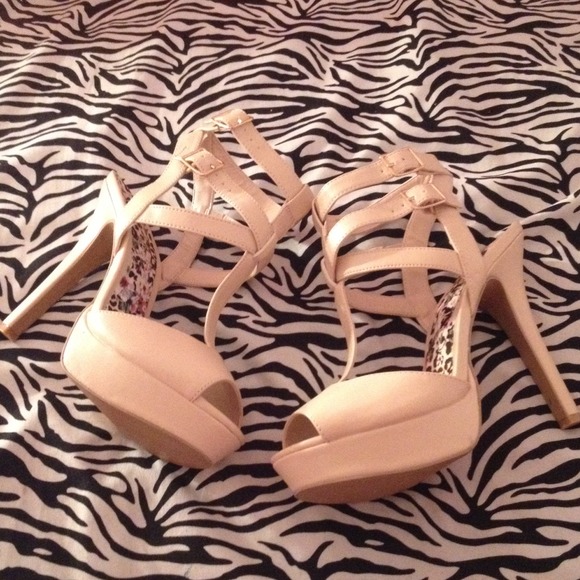 Cute heels only worn once - Picture 2 of 3