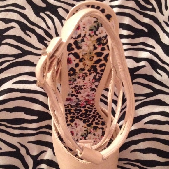 Cute heels only worn once - Picture 3 of 3