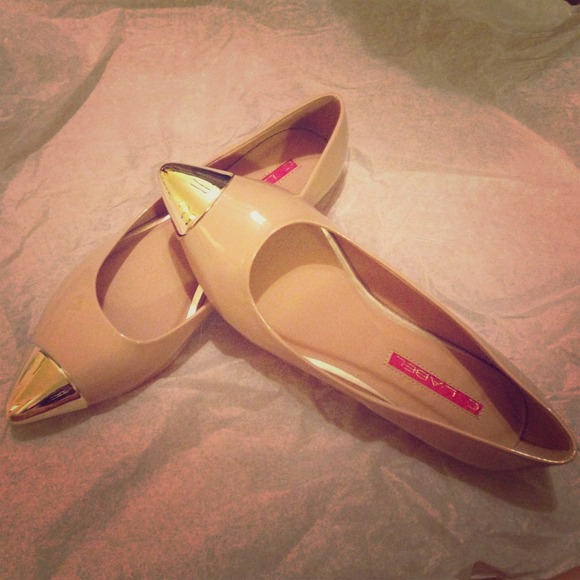 💥HOLD for @punkygal💥 Pointy nude cap toe flats