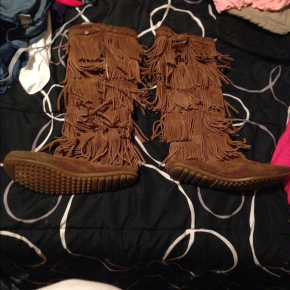 Adorable Minnetonka Fringe Boots!! 🎀💕