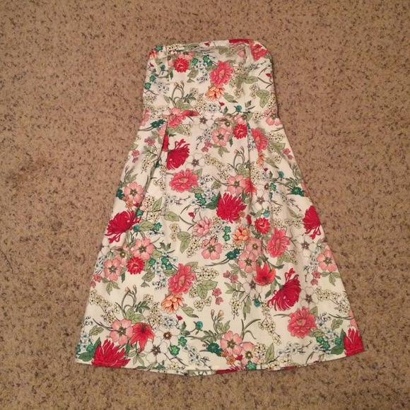 SIZE 4 STRAPLESS FLORAL DRESS