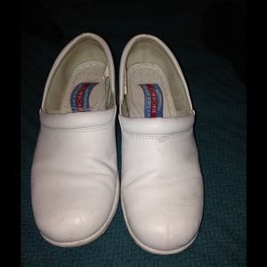 Cherokee white nursing shoes