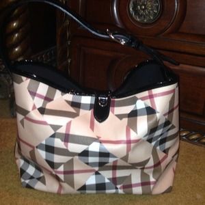 Burberry medium tote bag. 100% authentic
