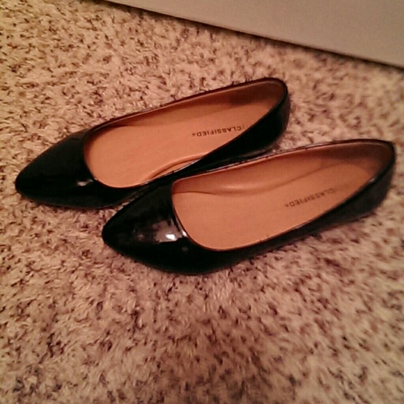 Black almond pointed flats