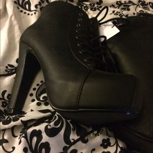 Black heel/boots