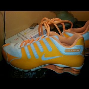 ORANGE / WHITE WOMENS NIkE RUNNING SHOE