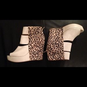 Matiko Leopard/white leather wedges